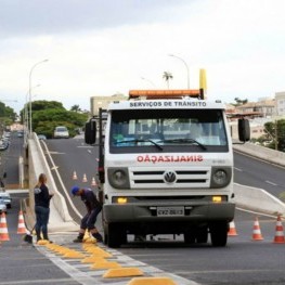 Na foto funcionários da EMDEF realizando o serviço de sinalização de solo das vias de Franca