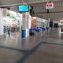 Foto do saguão de espera para embarques da rodoviária de Franca.