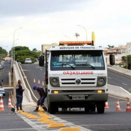 Na foto, destaque para a  equipe da Emdef realizando sinalização de solo em viaduto do município.