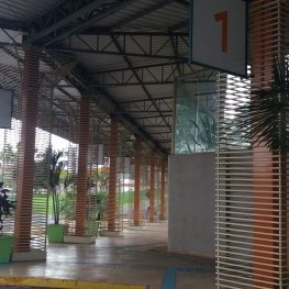 Na foto, destaque para a numeração das baías de ônibus.