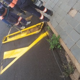 Na foto funcionários da EMDEF realizam a pintura de sinalização de transito.